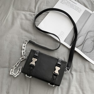 Mini sac bandoulière carré noir uni avec chaîne, sac de téléphone structuré pour femme, idéal pour les tenues quotidiennes - Product Image 1