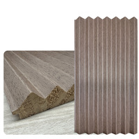 Panneau mural acoustique en bois massif Akuslat 2440*147mm pour salle de bain et escalier avec design de grille ondulée, imperméable et ignifuge