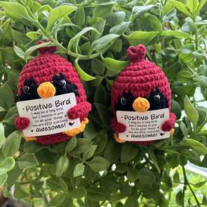 Nuovo Ciondolo Artigianale in Cotone all'Uncinetto a Forma di Piccolo Uccellino Rosso con Energia Positiva e Cartellino, Regalo Transfrontaliero per Uomini - Product Image 1