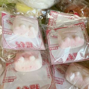 Nouveau jouet anti-stress Kawaii en forme de gâteau de riz carré rose de 6 cm, en PU super doux, pour enfants et adultes, idéal pour se détendre - Product Image 2