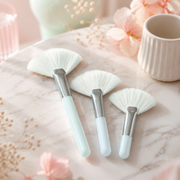 Ensemble de 3 pinceaux éventail professionnels pour poudre libre et illuminateur, à poils en nylon doux, virole chromée, manche blanc, vente en gros, personnalisable