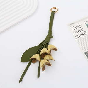 Llavero de cuero PU con flor de osmanthus dorada simulada hecha a mano, decoración para bolso, dijes de flores creativos - Product Image 3