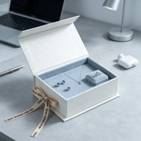Boîte à bijoux carrée à couvercle rabattable, dorure à chaud, insert en éponge, emballage en papier personnalisable pour bracelet et collier