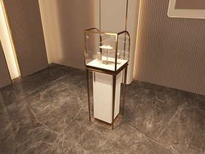 Vitrine de présentation de bijoux en verre avec cadre doré et base cannelée blanche pour boutique de bijouterie - Product Image 4