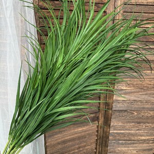 Herbe artificielle en forme d'oignon Pingping, 30cm-100cm, vert foncé, en plastique, pour décoration de mariage, décoration extérieure et intérieure - Product Image 1