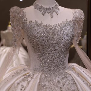 فستان زفاف فاخر وعصري بتصميم ملكي للأميرات، مقاس كبير، مزين بالدانتيل والشبك وأحجار الراين، بفتحة رقبة على شكل V، وشرابات طويلة، وكريستال، وظهر مكشوف - Product Image 4