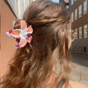 Pinza de Pelo con Flor de Plumeria Hawaiana de Acrílico y Plástico, Accesorio para el Cabello de Uso Diario para Mujeres - Product Image 3