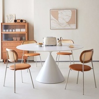 Table à manger vintage de style français avec plateau en métal, chaises haut de gamme pour petits espaces, design italien minimaliste moderne et simple