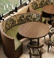 Canapé de restaurant en tissu imprimé floral au design moderne avec table en bois pour restaurant thaïlandais, café, boutique