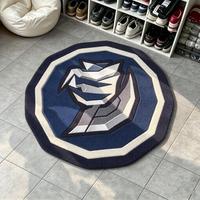 Tapis tufté personnalisé avec motif graphique, tapis moelleux découpé sur mesure avec logo/emblème pour la décoration intérieure et des salles de jeux