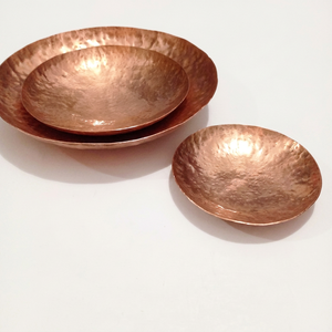 Cuenco de Cobre Forjado a Mano con Borde Orgánico - Plato Rústico Artesanal para Spas de Lujo, Boutiques y Catálogos de Regalos - Product Image 1
