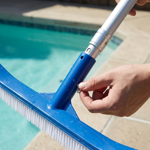 Precio Directo de Fábrica: Cepillo Curvo Resistente para Piscinas de 18 Pulgadas, Color Azul, para Esquinas y Escalones de Piscinas - Product Image 4