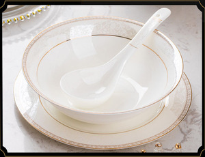 Édition de Luxe, Service de Soixante Pièces de <span class=keywords><strong>Vaisselle</strong></span> et de Couverts en Céramique, Style Nordique avec Bordure Dorée Peinte à la Main - Product Image 3