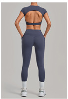 Ensemble 2 pièces de yoga et d'entraînement pour femmes, haut dos nu à manches courtes, leggings push-up avec logo frontal et poches latérales, couleur unie