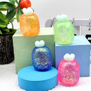 Jouet anti-stress pour enfants à rebond lent, mini-radis à presser quatre couleurs, à paillettes de maltose, thème Pâques - Product Image 4
