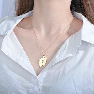 Pendentif pieds de bébé en acier inoxydable avec collier gravé plaqué or pour la fête des mères, mariage ou fête, idée cadeau - Product Image 1