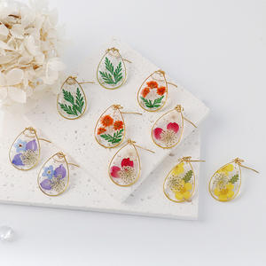 Anting-anting Juntai tetesan air bunga Resin berlapis emas mode baja tahan karat anting-anting kait bunga kering bentuk tetesan air mata - Product Image 3
