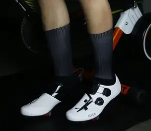 Professionelle Sommersport-Radsocken Anti-Rutsch-Silikon Aero-Weißlinien-Radsocken