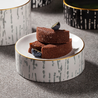 Nouvelle conception 2020, plat rond incassable Yayu, plat chaud pour dessert avec bord doré, support haut, plat en céramique noir, dîner blanc