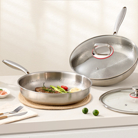 Poêle à frire antiadhésive martelée en acier composite triple couche 304 avec revêtement en titane pour la cuisine domestique