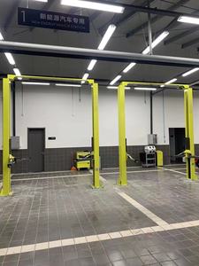 Pengangkat Mobil 2 Tiang Hidrolik 4T Double Column Gantry, Lift Kendaraan Tanpa Batas Ruang Bawah - Product Image 2