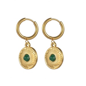Pendientes de Moda al por Mayor 2025, Impermeables, Hipoalergénicos, de Acero Inoxidable con Baño de Oro PVD de 18K y Gema de Esmeralda - Product Image 1