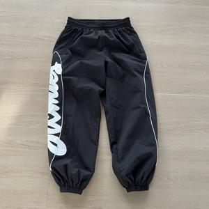 Pantaloni Sportivi da Corsa Oversize Personalizzati di Alta Qualità con Stampa Riflettente in Nylon per Uomo - Product Image 2