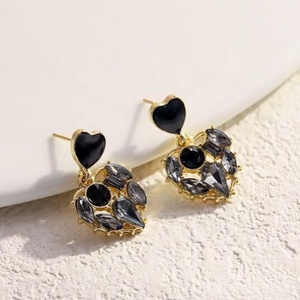 Boucles d'oreilles en forme de cœur en strass de luxe classique de version coréenne noire pour femmes, tendance, célébrité d'Internet - Product Image 6