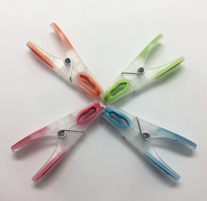 Pinces à <span class=keywords><strong>linge</strong></span> en plastique durables et résistantes au vent, pinces à prise souple avec crochet, design moderne, pinces à sac pour usage domestique - Product Image 3