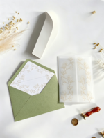 Invito Matrimoniale Floreale Personalizzato in Letterpress Verde Salvia con Busta Foderata e Involucro in Vellum Dorato con Motivi Botanici