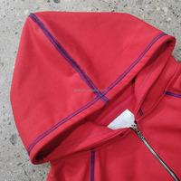 Hoodie court à double fermeture éclair avec surpiqûres contrastées, couleur rouge, coupe ample et oversize, style streetwear, avec broderie