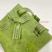 Boîte cadeau de luxe écologique sur mesure pour bijoux avec finition mate, doublure en éponge, carton rigide et impression de logo