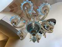 Lustre doré opulent avec accents en verre bleu aqua faits à la main, suspension en métal doré pour hôtel, maison, salon