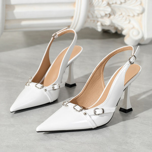 Escarpins slingback Xuanhui à talon sculpté de 9 cm en PU verni rouge, avec boucle à maillons métalliques et bout pointu, pour femme – Nouvelle collection très tendance - Product Image 2