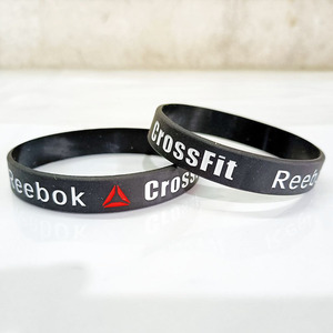 저렴한 사용자 정의 인쇄 debossed 로고 텍스트 색상 크기 빛나는 어두운 실리콘 팔찌 - Product Image 2