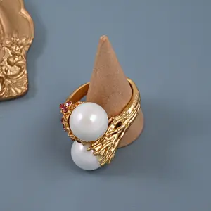 세련되고 미니멀 한 Instagram 스타일의 반지 이탈리아어로 만든 무거운 진주 반지