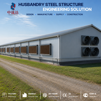 Bâtiment d'élevage avicole préfabriqué en structure acier, direct usine, avec panneaux de refroidissement et ventilateurs d'extraction, livraison rapide