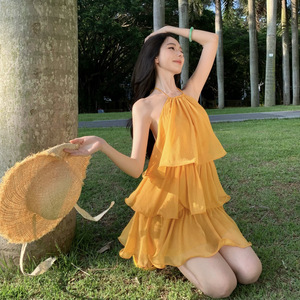 Robe Courte Jaune et Blanche Style Vacances à Col Halter avec Volants Superposés Effet Feuille de Lotus pour Femme - Product Image 1