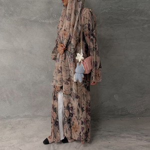 Set di <span class=keywords><strong>Abbigliamento</strong></span> Islamico per Donna: Cardigan Plissettato Stile Kimono con Stampa Floreale e Sciarpa, Moda Turca Primaverile - Product Image 1