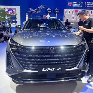Coche de segunda mano Changan PHEV 2026 UNI-<span class=keywords><strong>Z</strong></span>, SUV de 5 puertas y 5 plazas, dirección hidráulica, <span class=keywords><strong>E</strong></span>-CVT, tracción delantera, volante <span class=keywords><strong>a</strong></span> la izquierda, vehículo de nueva energí<span class=keywords><strong>a</strong></span> UNI-<span class=keywords><strong>Z</strong></span> - Product Image 1