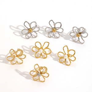 ชุดต่างหูรูปดอกไม้ ทอง เงิน โลหะผสมสังกะสี ประดับมุกตรงกลาง ตัวเรือนแบบฝัง ของขวัญ เครื่องประดับแฟชั่น - Product Image 3