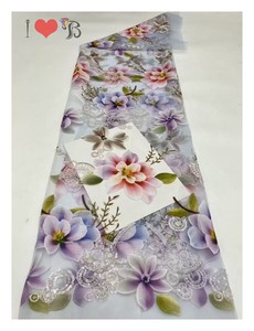 Tissu en dentelle de tulle brodé avec de grandes fleurs imprimées sur des paillettes transparentes pour robe de fête Aso Ebi - Product Image 3