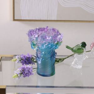 Jarrón Decorativo Artístico para el Hogar con Degradado de Color Morado y Diseño de Hortensias - Product Image 2