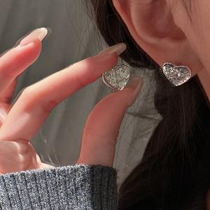 ต่างหูเงินแท้ S925 สไตล์มินิมอล หรูหราเบาๆ แบบฝรั่งเศส ยุโรป อเมริกา ดีไซน์วินเทจรูปหัวใจ ประดับดาว ทันสมัย - Product Image 3