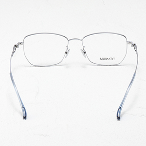 Nuevo modelo de gafas de titanio puro para hombre, montura cuadrada delgada, ultraligera, de titanio bicolor con electrochapado IP. - Product Image 4