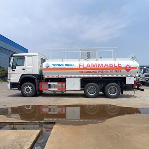 รถบรรทุกน้ำมันเคลื่อนที่ HOWO 6x4 25000 ลิตร พร้อมปั๊มน้ำมันดีเซล สำหรับงานเหมืองและก่อสร้าง - Product Image 4