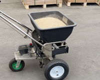Épandeur électrique autoporté durable à 1 rangée, facile à utiliser et à entretenir pour les tâches de semis, fertilisation et repiquage dans les fermes, jardins et pelouses.