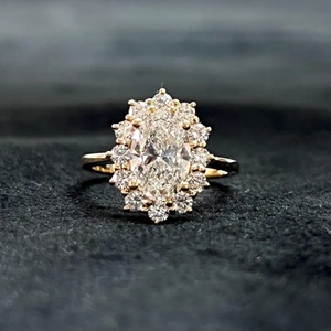 Bague de fiançailles et d'anniversaire de luxe pour femme en or 18 carats, sertie d'un diamant ovale de laboratoire certifié IGI - Product Image 2