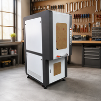 Machine de marquage laser à fibre avec un boîtier fermé et une palette de couleurs gris et blanc ; capable de graver les alliages d'aluminium