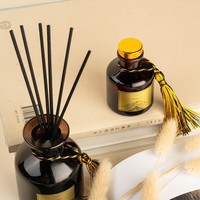 Diffuseur d'arôme de roseau d'arôme d'huile essentielle de bouteille en verre de luxe de 50ml avec des bâtons de rotin